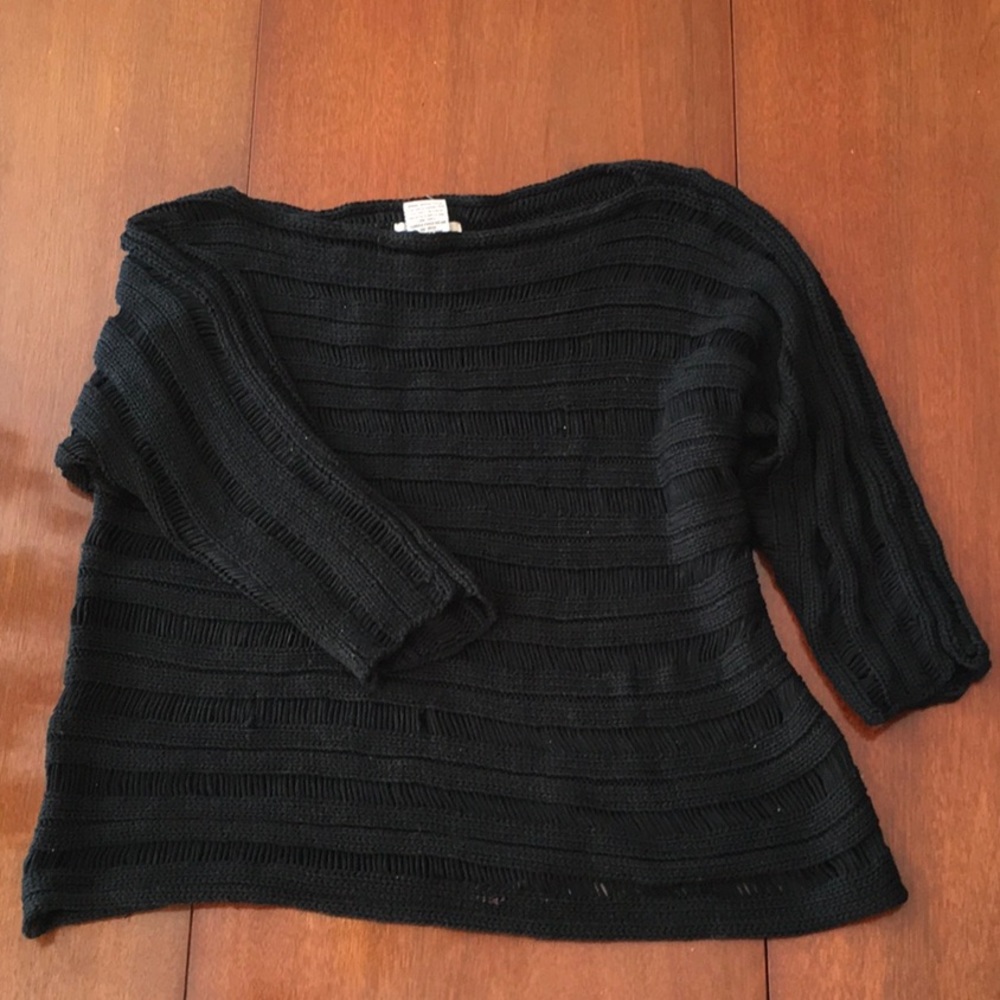 Scoop neck quarter sleeved